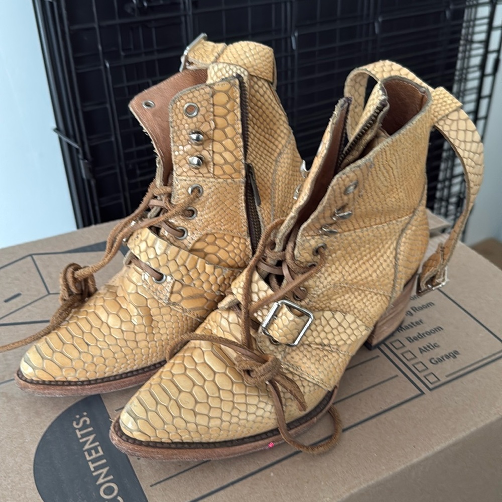 Freebird Fauna gold boots